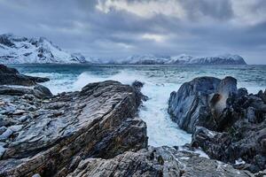 norwegisch Meer Wellen auf felsig Küste von Lofoten Inseln, Norwegen foto