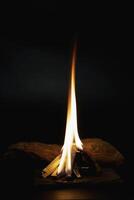 Lagerfeuer im das Nacht, Protokolle von Holz Verbrennung foto