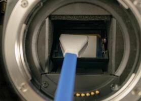 Nahansicht von das Reinigung von ein Reflex Kamera Sensor foto
