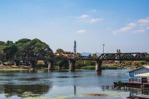 kanchanaburi.thailand-16.01.2022 unbekannt Menschen beim kawi Fluss Brücke beim kanchanaburi.das Kwai Fluss Brücke war Teil von das Meterspur Eisenbahn gebaut durch das japanisch während Welt Krieg zwei foto