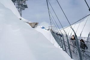 des Winters Suspension Brücke beim das engelberg Ski Erholungsort, schweizerisch Alpen. foto