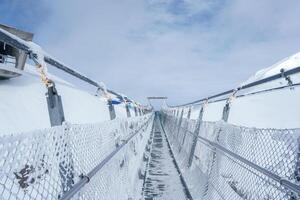 Suspension Brücke im Schnee, engelberg Ski Oase, Schweiz. foto