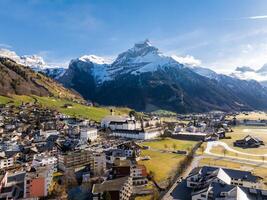 Engelberg, ein schweizerisch Alpen Resort Stadt, ist malerisch während das Frühling Übergang. foto