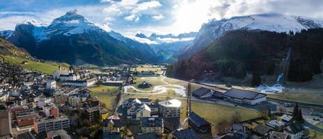 Engelberg, ein schweizerisch Alpen Resort Stadt, rühmt sich ein Panorama- Regenbogen Wirkung. foto