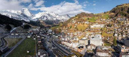 engelberg schweizerisch Resort Panorama- Aussicht mit schneebedeckt Spitzen und Dorf foto