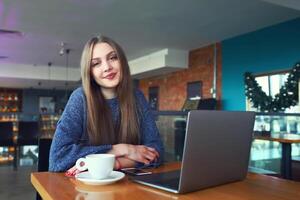 schön jung Mädchen ruhen im ein Cafe. getönt. selektiv Fokus. foto