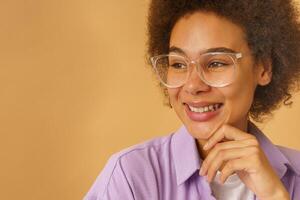 glücklich Frau mit Neu Brille zu Fix Arm Sehvermögen foto