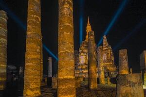 Landschaft historisch Park im Thailand beim Nacht. das uralt Tempel Das die Geschenke Menschen ist gelegen im Thailands historisch Stadt. Welt Erbe. foto