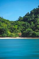 Antenne Panorama von Thailands grün, üppig tropisch Insel, National Park Insel, mit Blau und Aquamarin das Meer, und Wolken leuchtenden durch Sonnenlicht im das Hintergrund. foto