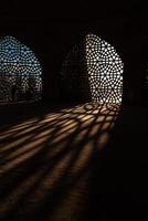 islamisch Vertikale Hintergrund Foto. Schatten von das islamisch Muster von Fenster foto