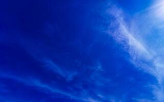 Blau Himmel mit chemisch Chemtrails Kumulus Wolken Skalar Wellen Himmel foto