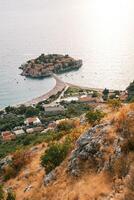 Aussicht von das Berg zu das Insel von sveti Stefan im das Bucht von kotor. Montenegro foto