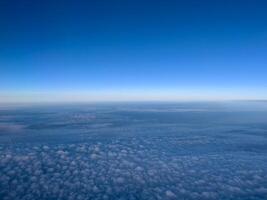 Flugzeug Aussicht von Weiß Kumulus Wolken auf Türkis Horizont foto