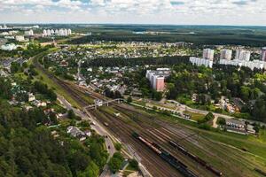 Antenne Fotografie von Eisenbahn Spuren und autos.top Aussicht von Autos und Eisenbahnen.Minsk.Weißrussland foto