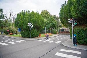 Prag, Tschechisch Republik - - Oktober 10, 2023. Kinder Reiten Öffentlichkeit Fahrräder auf einer von der Verkehr Spielplatz im Prag, Tschechisch Republik, Europa. hoch Qualität Foto