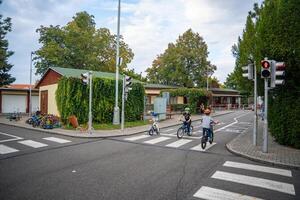 Prag, Tschechisch Republik - - Oktober 10, 2023. Kinder Reiten Öffentlichkeit Fahrräder auf einer von der Verkehr Spielplatz von Prag, Tschechisch Republik, Europa. hoch Qualität Foto