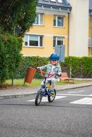 glücklich Mädchen zu Reiten Öffentlichkeit Fahrrad auf einer von der Verkehr Spielplatz im Prag, Tschechisch Republik. hoch Qualität Foto