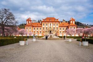 Prag, Tschechisch Republik - - März 17, 2024. troja Palast im Frühling mit Blühen Sakura im Prag, Tschechisch Republik. hoch Qualität Foto