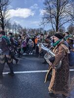 Galway, Irland 17.03.2024 Heilige Patrick's Tag Parade Vorbeigehen Trog Galway Stadt im Irland foto