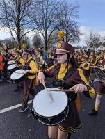 Galway, Irland 17.03.2024 Heilige Patrick's Tag Parade Vorbeigehen Trog Galway Stadt im Irland foto