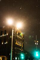 fallen Schnee beleuchtet durch Licht von Straße Lampe foto