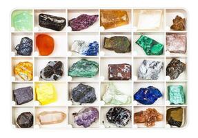 Mineralien zum geologisch Sammlung im öffnen Box foto