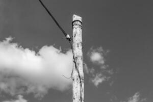 Leistung elektrisch Pole mit Linie Draht auf Licht Hintergrund schließen oben foto