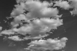 Fotografie zum Thema weißer bewölkter Himmel im unklaren langen Horizont foto