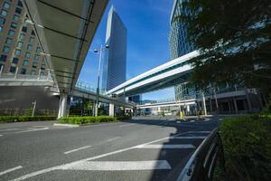 ein leeren Stadt Kreuzung beim das Geschäft Stadt, Dorf im Tokyo breit Schuss foto