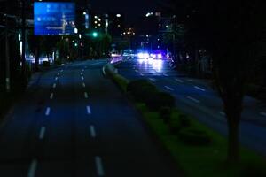 ein Nacht Miniatur der Verkehr Marmelade beim das Innenstadt Straße im Tokyo foto