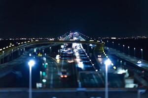 ein Nacht Miniatur der Verkehr Marmelade auf das Autobahn beim Tokyo Bucht Bereich foto