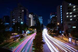 ein Nacht der Verkehr Marmelade beim das Stadt Kreuzung im Tokyo breit Schuss foto