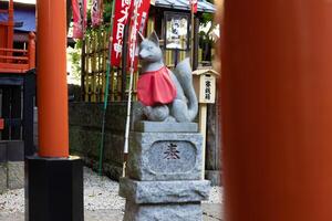 ein Statue von Fuchs beim japanisch Schrein foto