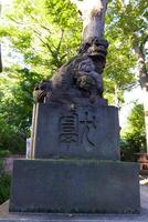ein Statue von Wächter Hund beim japanisch Schrein foto