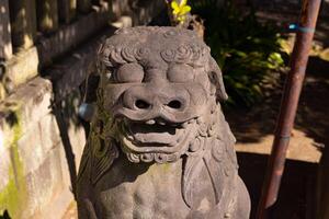 ein Wächter Statue beim Tomioka Schrein mit Copyspace foto