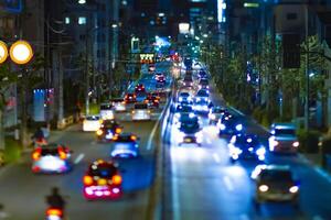 ein Nacht Miniatur der Verkehr Marmelade beim das Innenstadt Straße im Tokyo foto