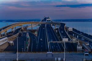 ein Dämmerung der Verkehr Marmelade auf das Autobahn beim Tokyo Bucht Bereich im Chiba foto