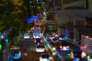 ein Nacht Miniatur der Verkehr Marmelade unter das Autobahn im Tokyo foto