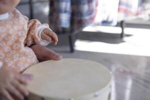 Kinder Hände mit Tambourin im das Leben Zimmer Nahansicht foto