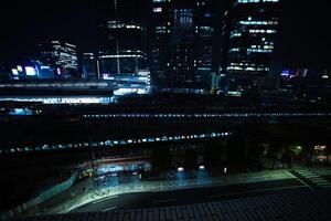 ein Nacht Panorama- Stadtbild im Vorderseite von Tokyo Bahnhof breit Schuss foto