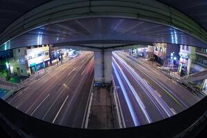 ein Nacht der Verkehr Marmelade unter das Autobahn im Tokyo Fisch Auge Schuss foto