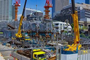 Kran beim das unter Konstruktion im Tokyo lange Schuss foto