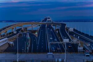 ein Dämmerung der Verkehr Marmelade auf das Autobahn beim Tokyo Bucht Bereich im Chiba foto