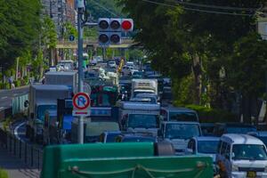 ein der Verkehr Marmelade beim das städtisch Straße im Tokyo lange Schuss foto