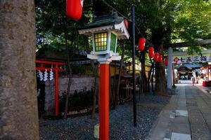 ein alt Stil Laterne beim japanisch Schrein foto