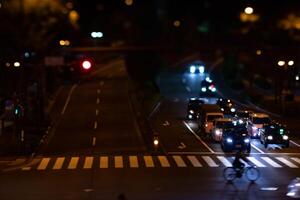 ein Nacht Zeitraffer Miniatur der Verkehr Marmelade beim das Stadt Kreuzung im Tokyo foto