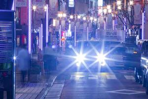 ein Nacht Stadtbild von das Menge beim das Neon- Stadt, Dorf im Shinjuku Tokyo lange Schuss foto