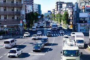 ein der Verkehr Marmelade beim das Innenstadt Straße im Tokyo foto