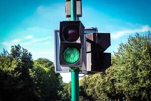 Hintergrund von das der Verkehr Beleuchtung mit das Grün Welt foto