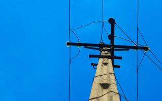 Hintergrund elektrisch Säule gegen das Hintergrund von das Blau Himmel foto